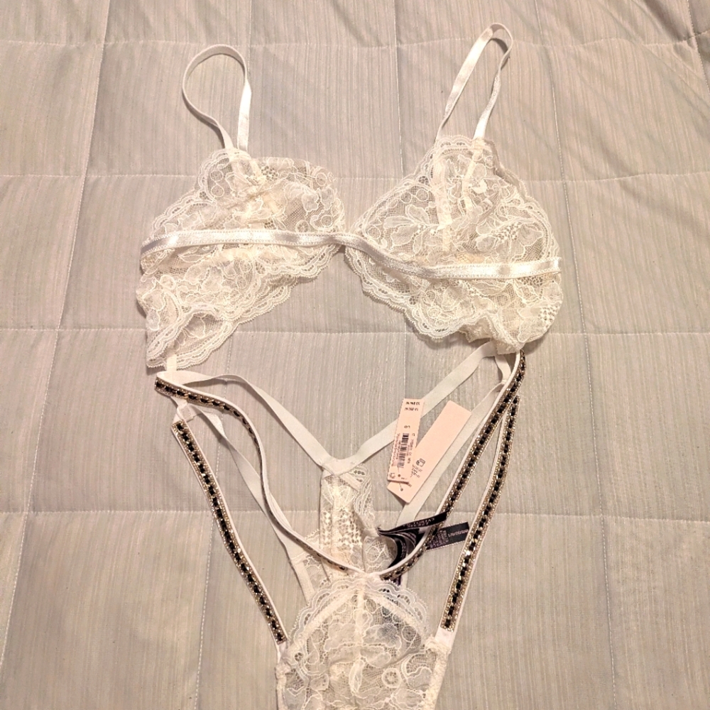 Victoria's Secret White lace teddy - Picture 1 of 10